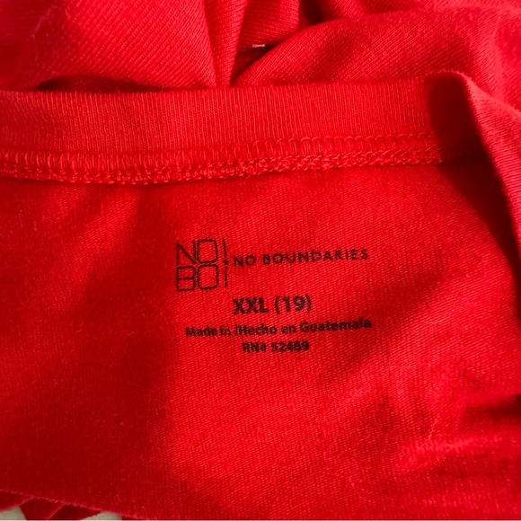 No Boundaries Women’s Red Scoop Neck Fitted Short Sleeve Tee - Picture 3 of 5